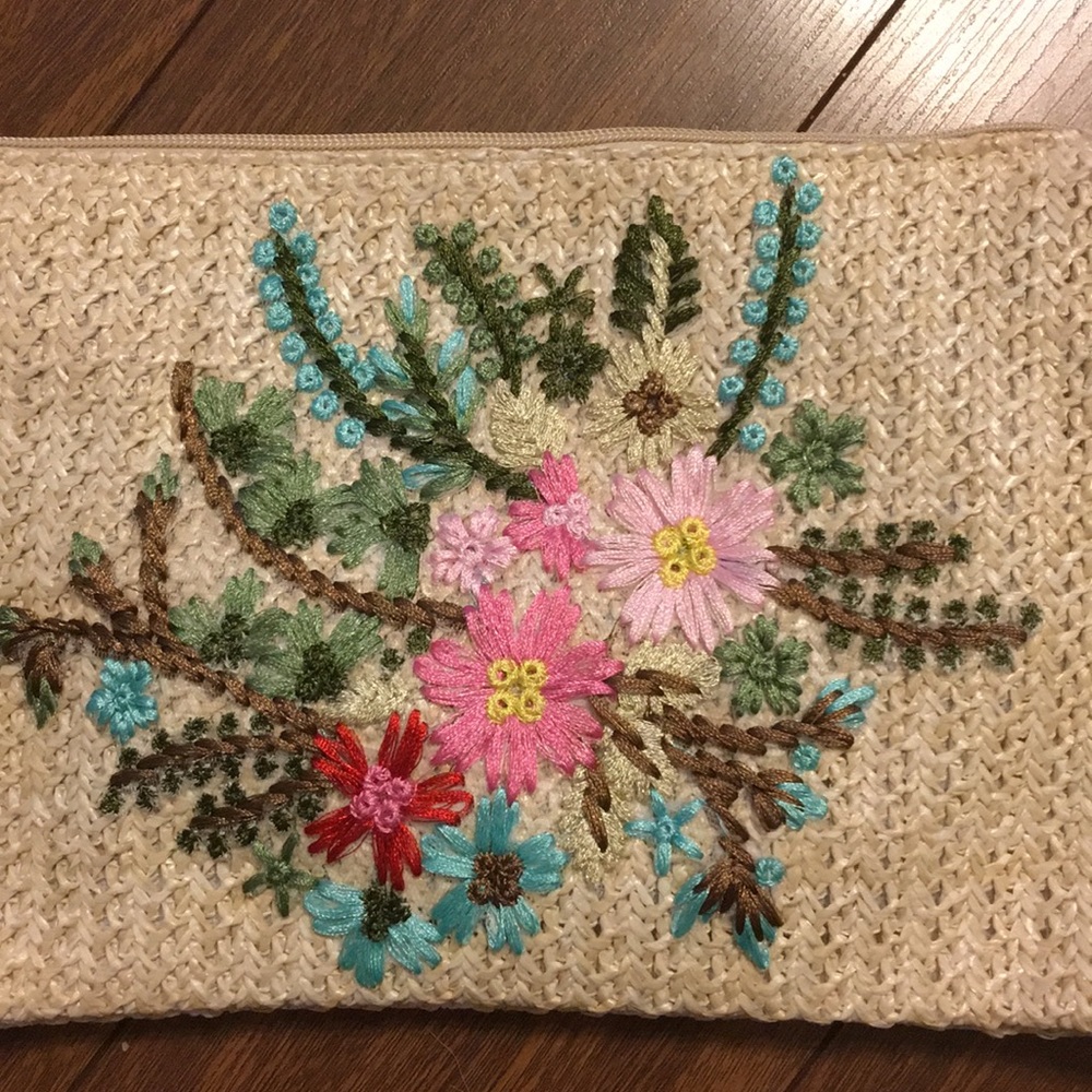 🌟 LAST ONE 🌟 Floral embroidered straw clutch - Picture 3 of 5